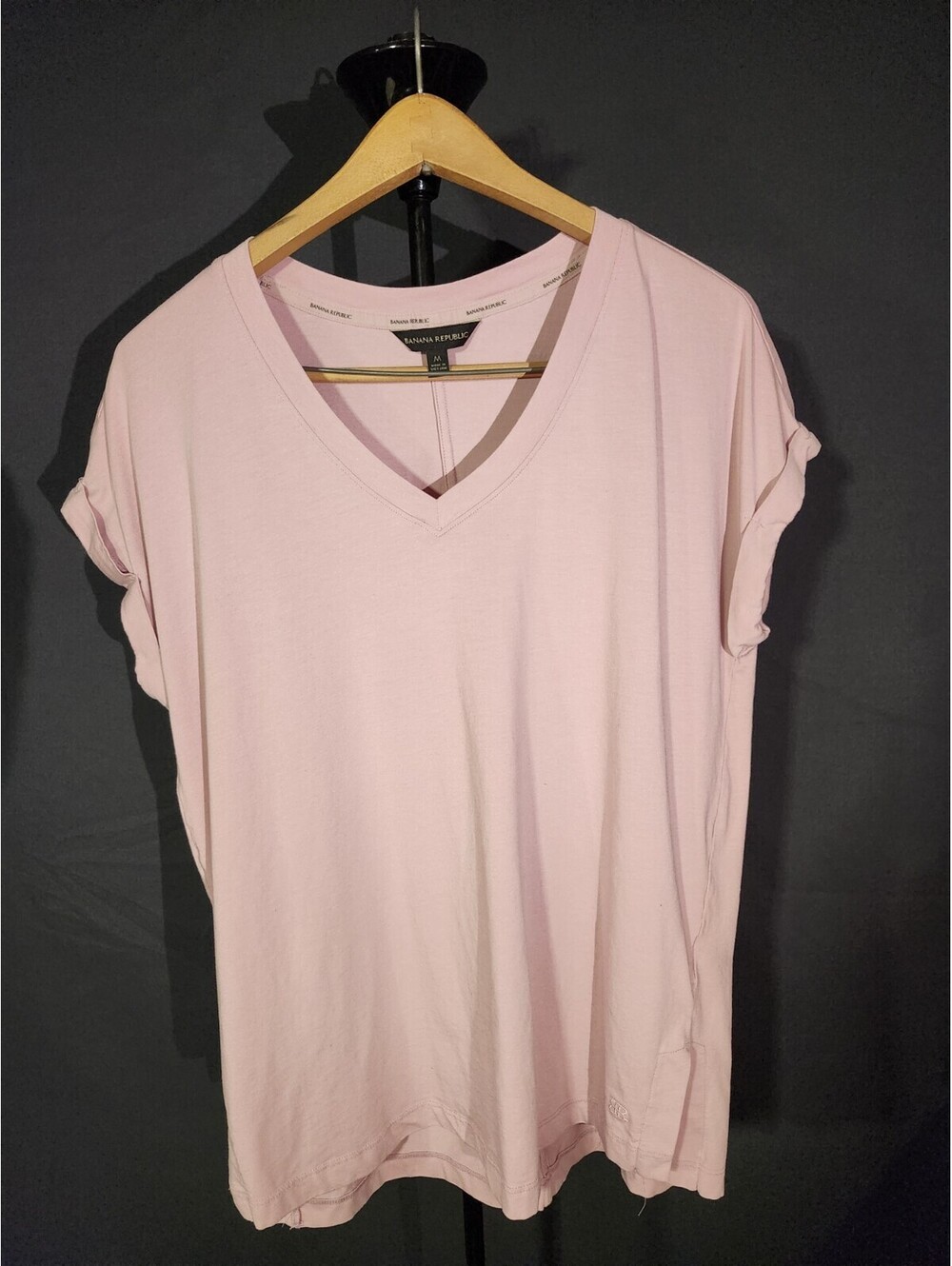 Banana Republic Women’s Medium Pink V-Neck Cuffed Sleeve Scalloped T-Shirt 095